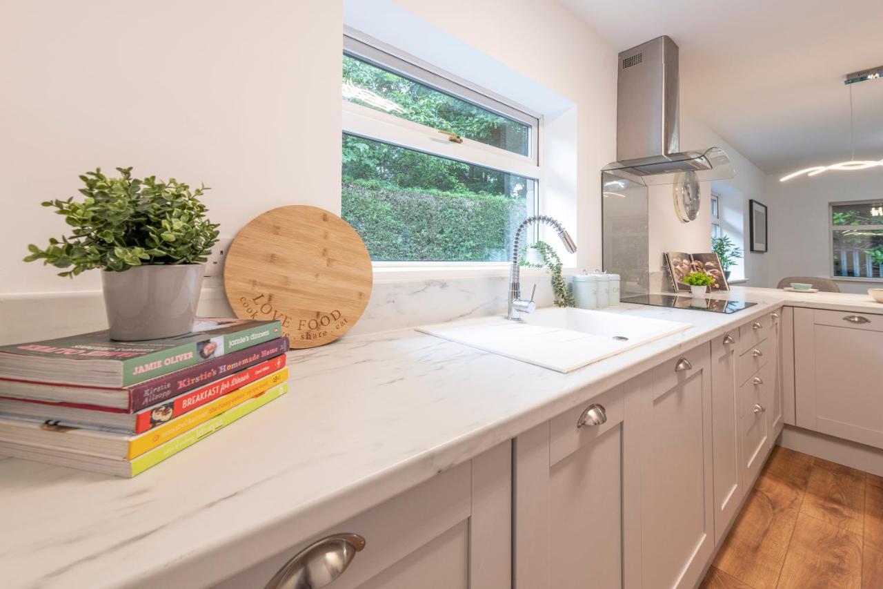 Large 2-Bedroom Bungalow Near Airedale Hospital, Keighley, Convenient Location With Parking Steeton エクステリア 写真