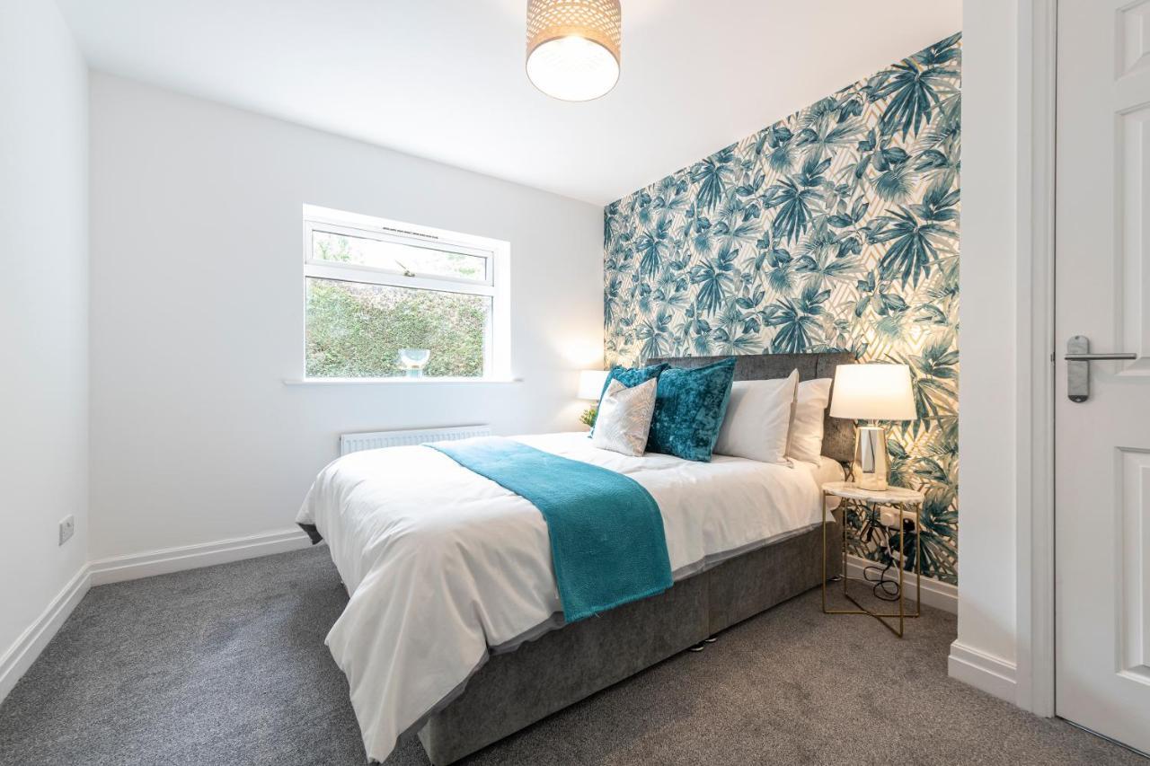 Large 2-Bedroom Bungalow Near Airedale Hospital, Keighley, Convenient Location With Parking Steeton エクステリア 写真