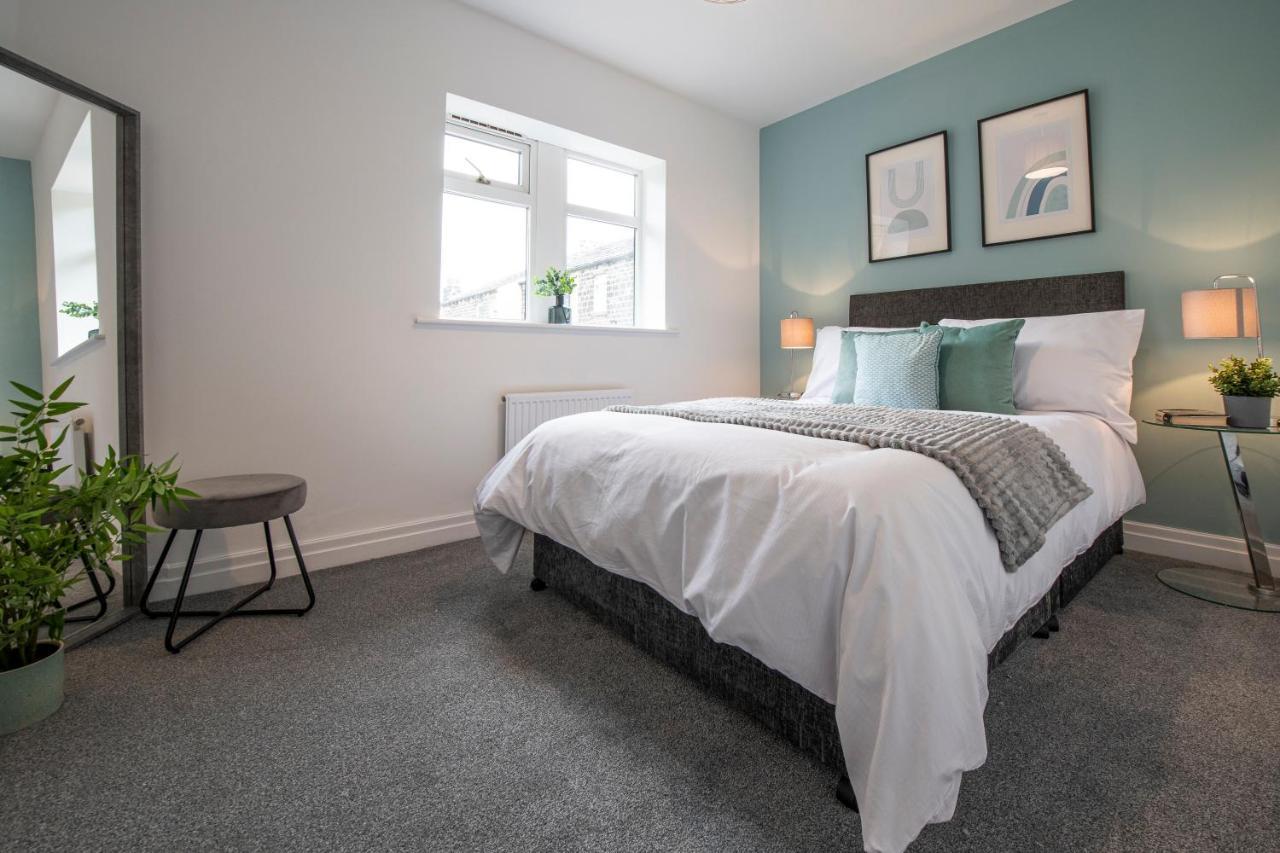 Large 2-Bedroom Bungalow Near Airedale Hospital, Keighley, Convenient Location With Parking Steeton エクステリア 写真