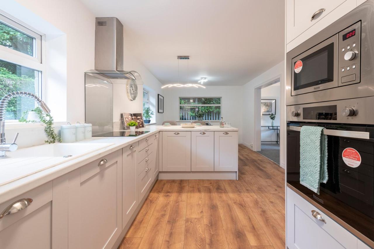 Large 2-Bedroom Bungalow Near Airedale Hospital, Keighley, Convenient Location With Parking Steeton エクステリア 写真