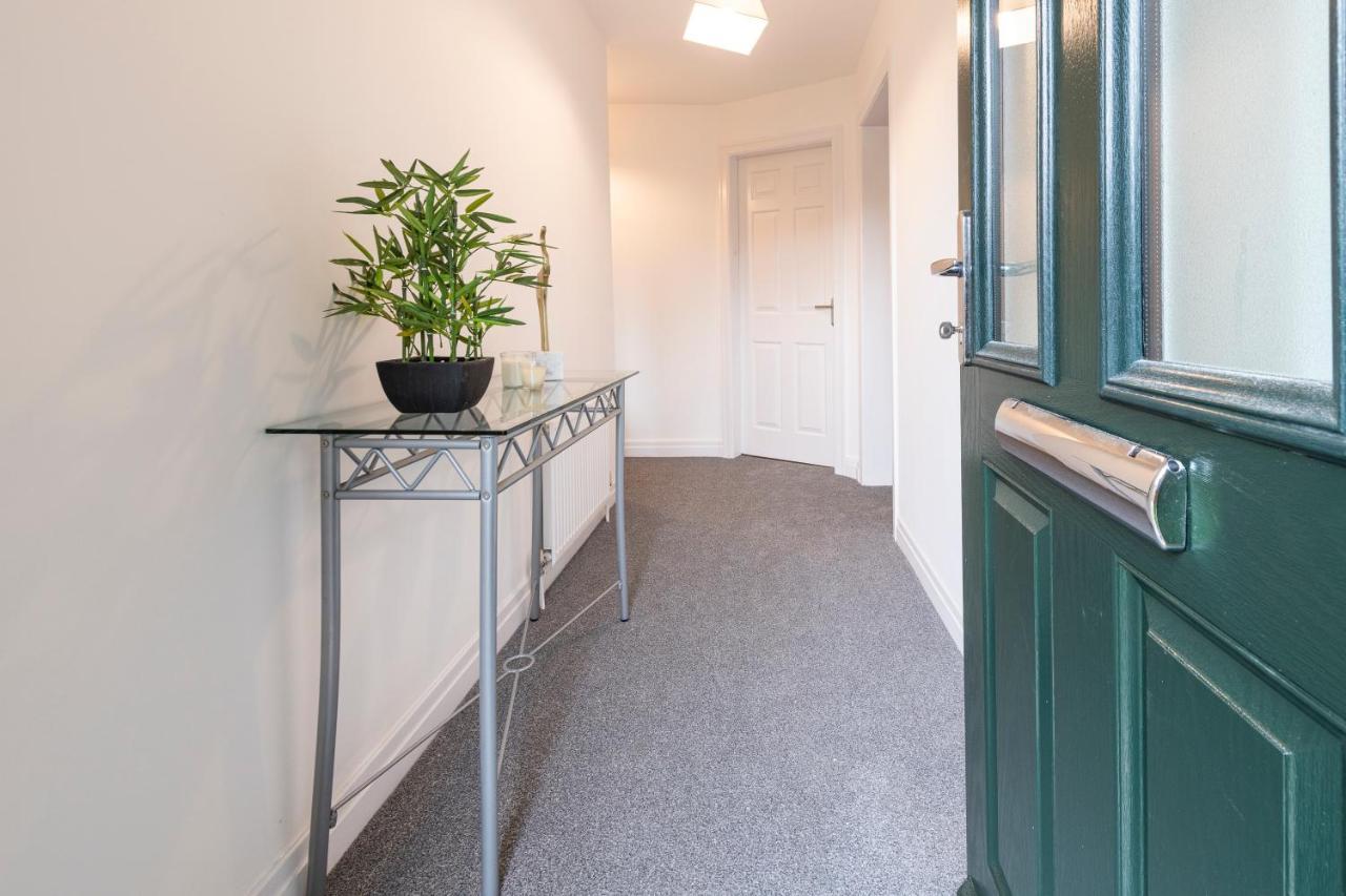 Large 2-Bedroom Bungalow Near Airedale Hospital, Keighley, Convenient Location With Parking Steeton エクステリア 写真