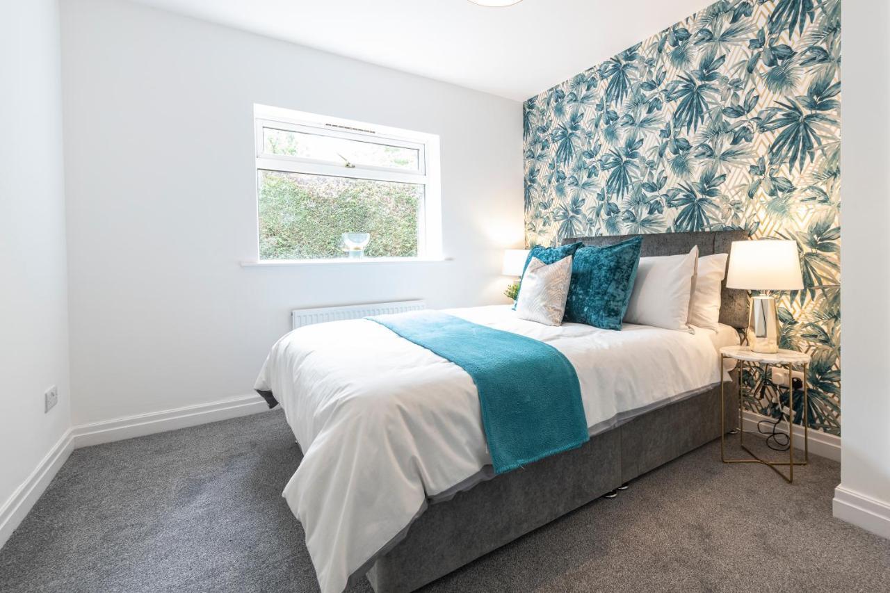 Large 2-Bedroom Bungalow Near Airedale Hospital, Keighley, Convenient Location With Parking Steeton エクステリア 写真