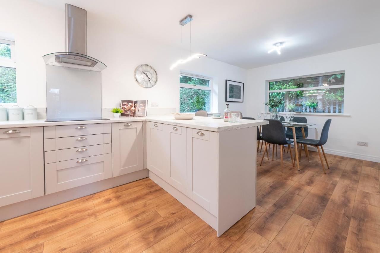 Large 2-Bedroom Bungalow Near Airedale Hospital, Keighley, Convenient Location With Parking Steeton エクステリア 写真